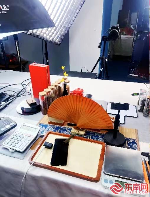 青春帶貨新力量 福州外語外貿(mào)學(xué)院學(xué)子化身助銷員，助力家鄉(xiāng)紅木工藝品走向更廣闊市場